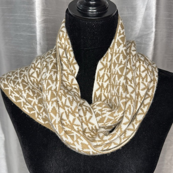 MICHAEL Michael Kors Tan Reversible Acrylic Scarf - Picture 3 of 7